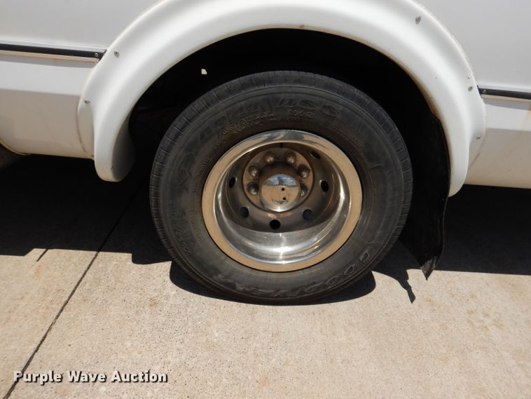 image for item IQ9609 2009 Ford E450 Super Duty  shuttle bus