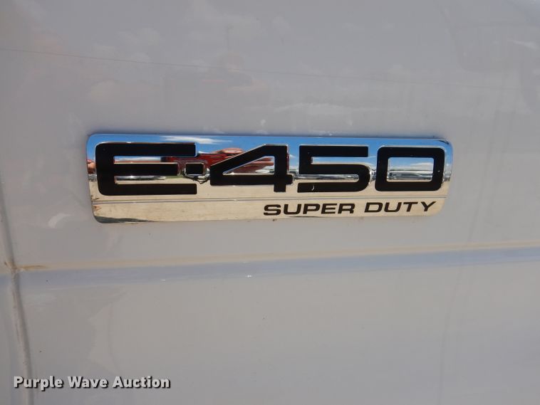 image for item IQ9609 2009 Ford E450 Super Duty  shuttle bus