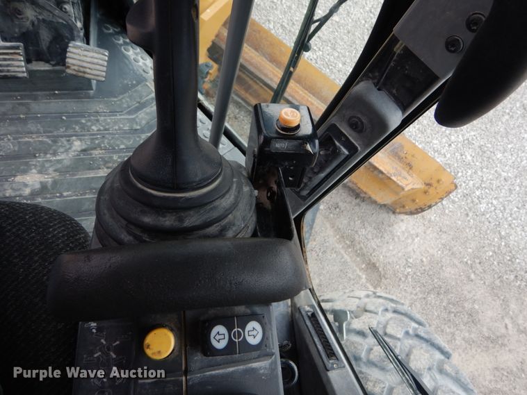 image for item IT9113 2013 Caterpillar 12M2  motor grader