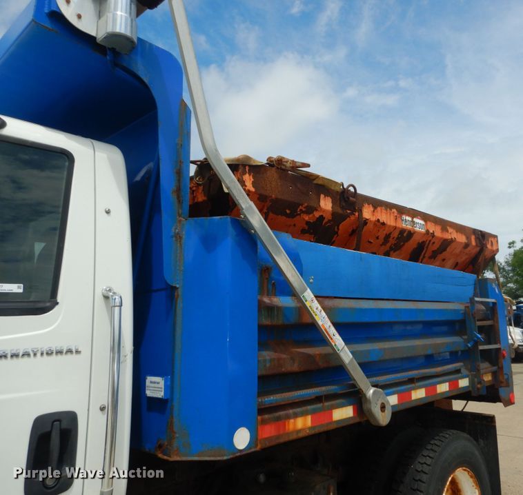 image for item IT9127 2006 International DuraStar 4400  dump truck