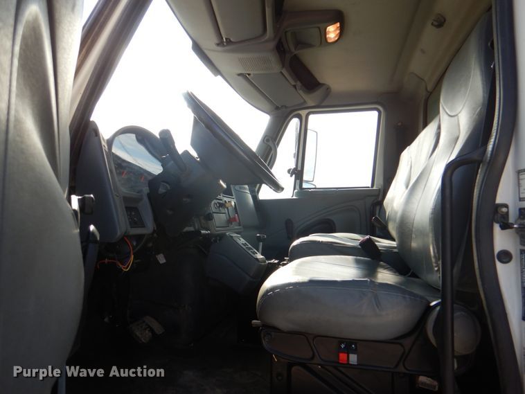 image for item JY9914 2005 International 4400  dump truck