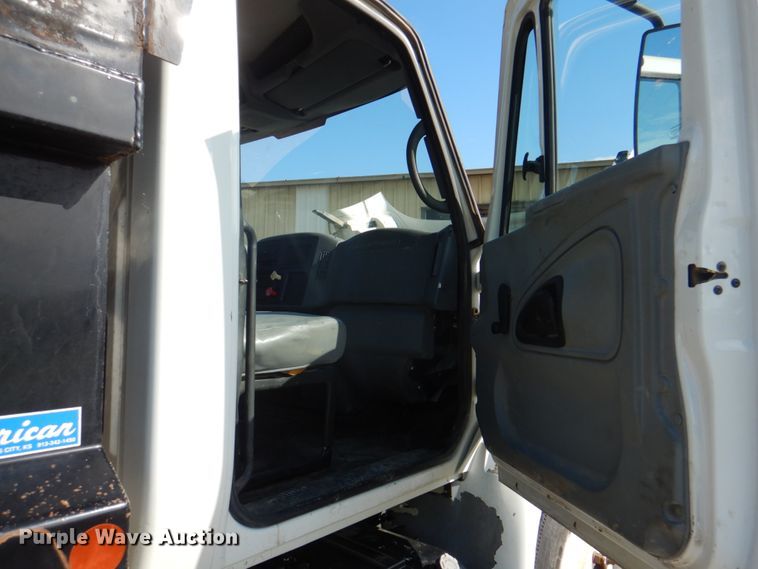 image for item JY9914 2005 International 4400  dump truck