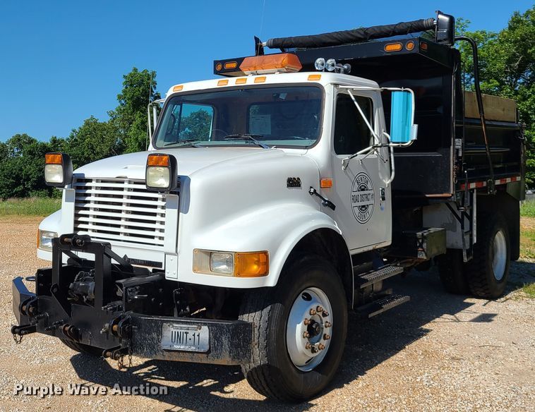 image for item L1404 2000 International 4900  dump truck