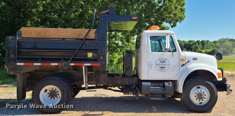 image for item L1404 2000 International 4900  dump truck