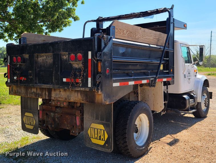 image for item L1404 2000 International 4900  dump truck