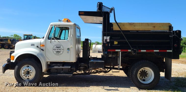 image for item L1404 2000 International 4900  dump truck