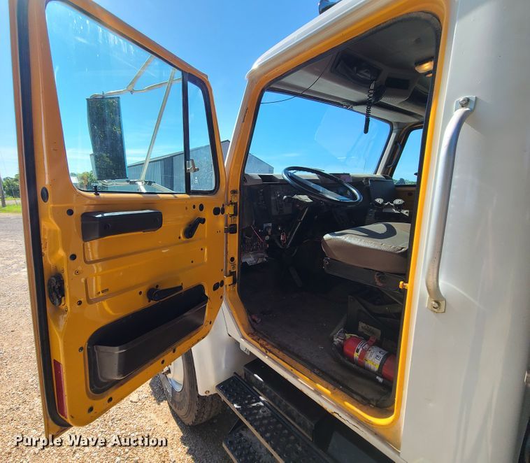 image for item L1404 2000 International 4900  dump truck