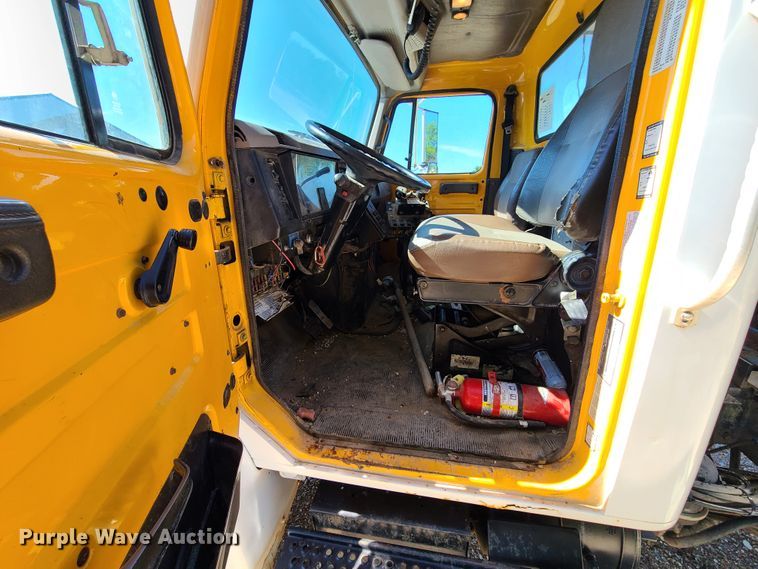 image for item L1404 2000 International 4900  dump truck