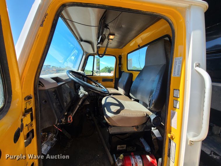 image for item L1404 2000 International 4900  dump truck