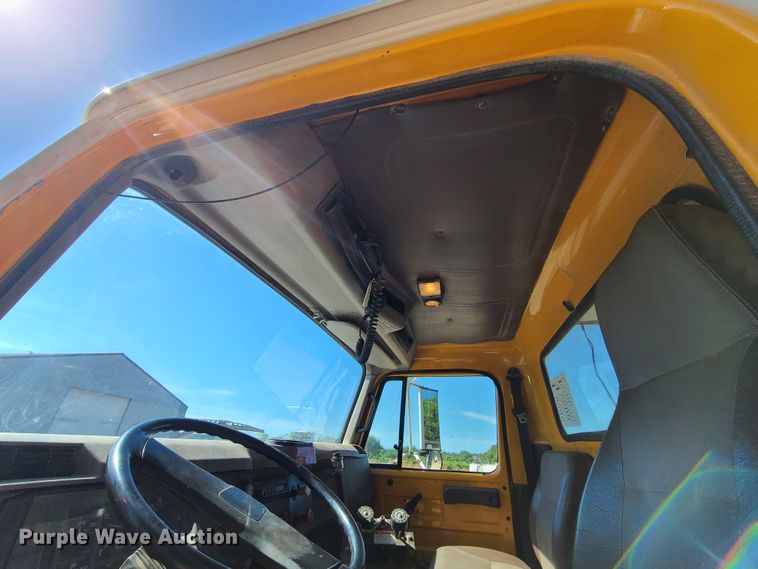 image for item L1404 2000 International 4900  dump truck