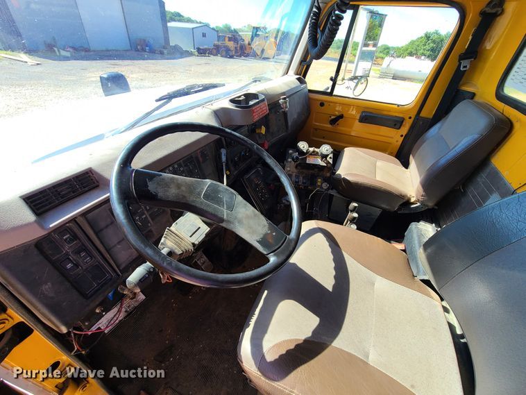 image for item L1404 2000 International 4900  dump truck