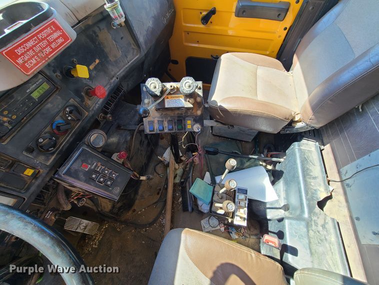 image for item L1404 2000 International 4900  dump truck