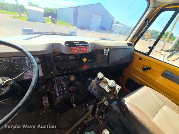 image for item L1404 2000 International 4900  dump truck