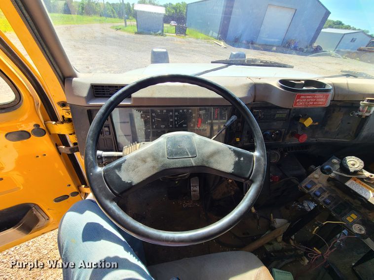 image for item L1404 2000 International 4900  dump truck