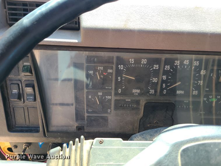 image for item L1404 2000 International 4900  dump truck