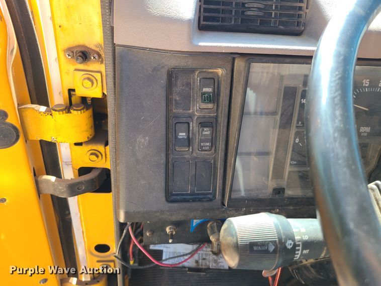 image for item L1404 2000 International 4900  dump truck