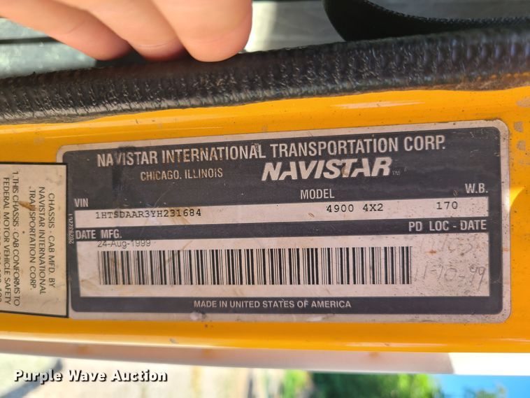 image for item L1404 2000 International 4900  dump truck