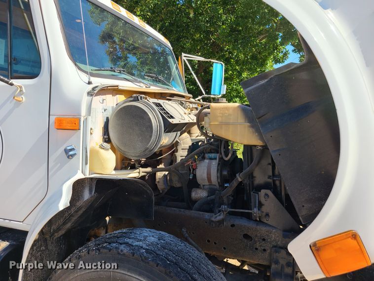 image for item L1404 2000 International 4900  dump truck