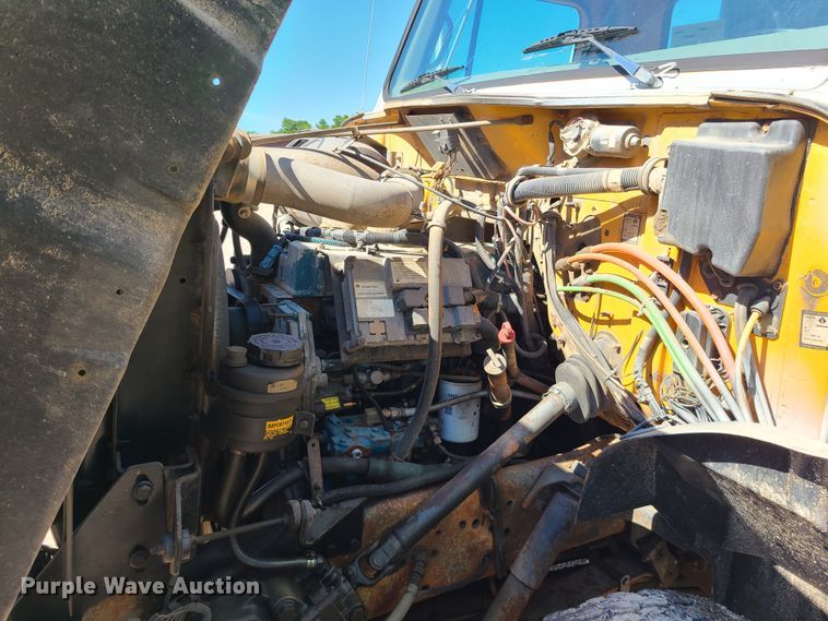 image for item L1404 2000 International 4900  dump truck