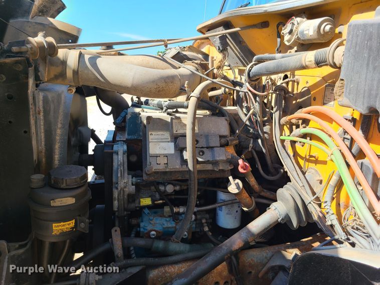 image for item L1404 2000 International 4900  dump truck