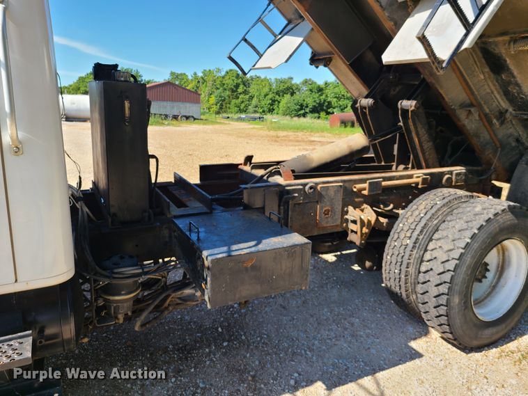 image for item L1404 2000 International 4900  dump truck