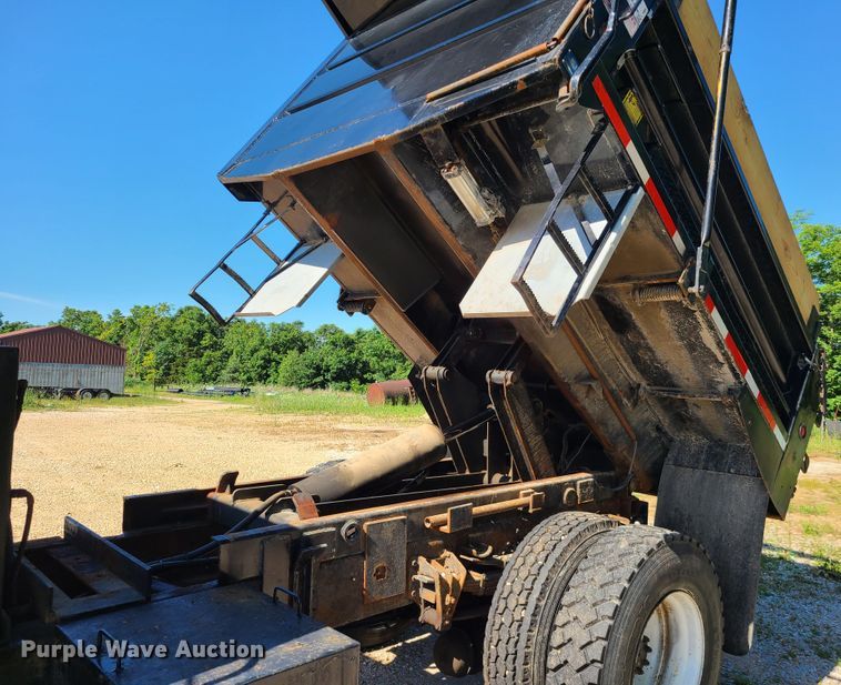 image for item L1404 2000 International 4900  dump truck