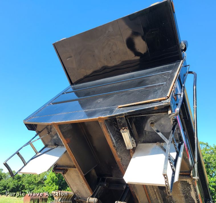 image for item L1404 2000 International 4900  dump truck