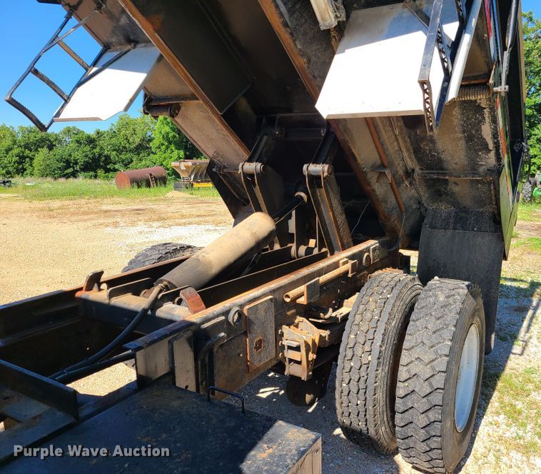 image for item L1404 2000 International 4900  dump truck