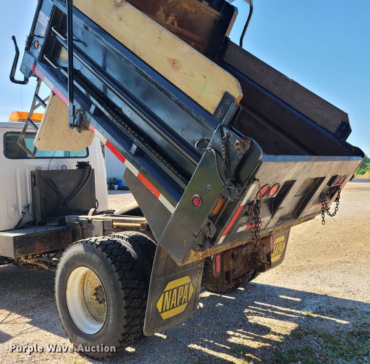 image for item L1404 2000 International 4900  dump truck