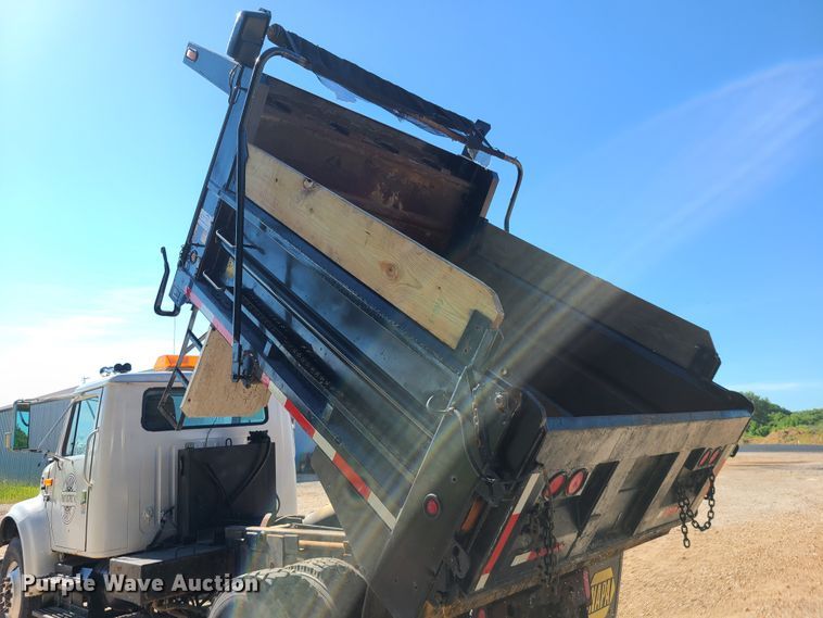 image for item L1404 2000 International 4900  dump truck