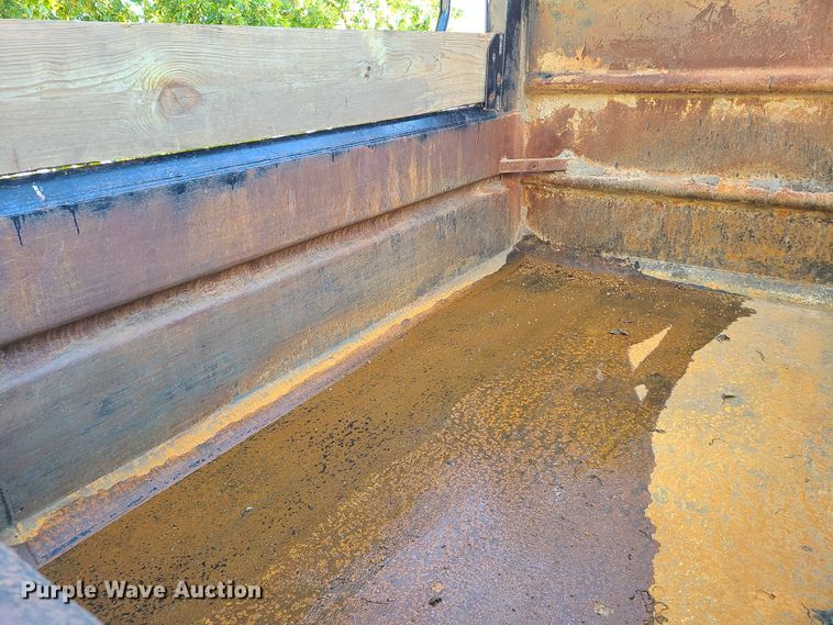 image for item L1404 2000 International 4900  dump truck