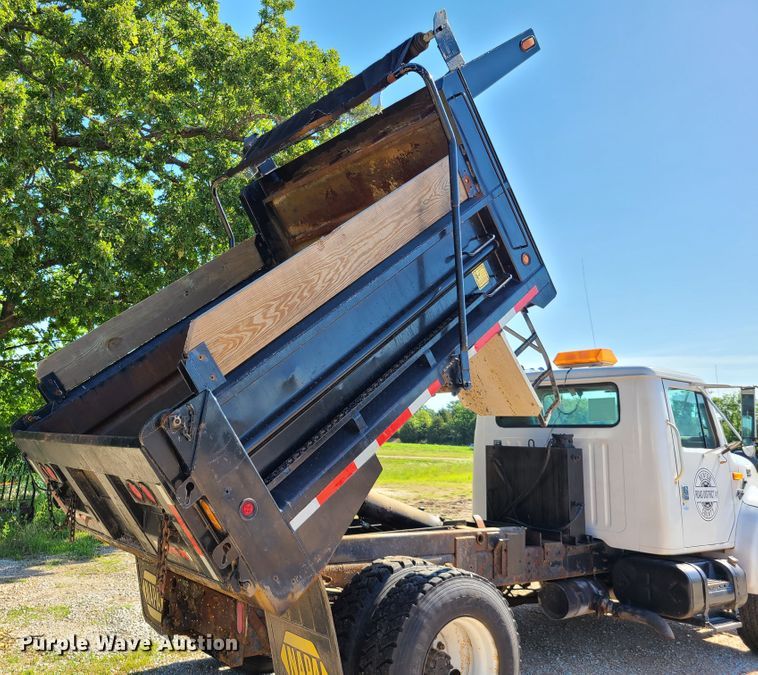 image for item L1404 2000 International 4900  dump truck