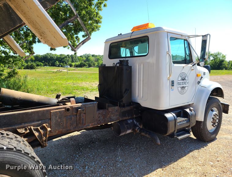 image for item L1404 2000 International 4900  dump truck