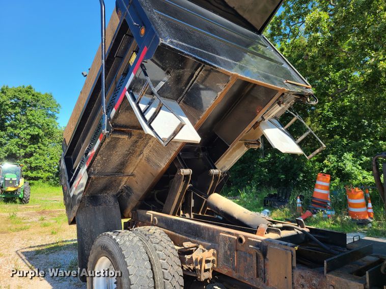 image for item L1404 2000 International 4900  dump truck