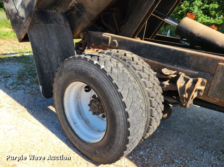 image for item L1404 2000 International 4900  dump truck