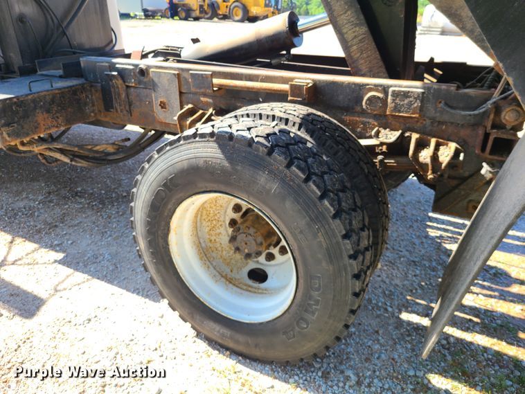 image for item L1404 2000 International 4900  dump truck