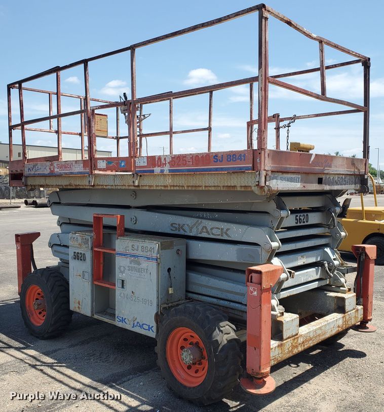 image for item DI5195 2007 Skyjack SJ8841  scissor lift