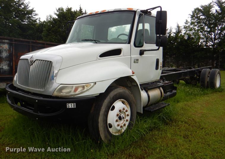 image for item DK5697 2005 International 4300  truck cab and chassis