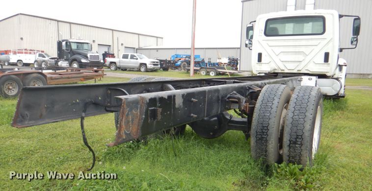 image for item DK5697 2005 International 4300  truck cab and chassis