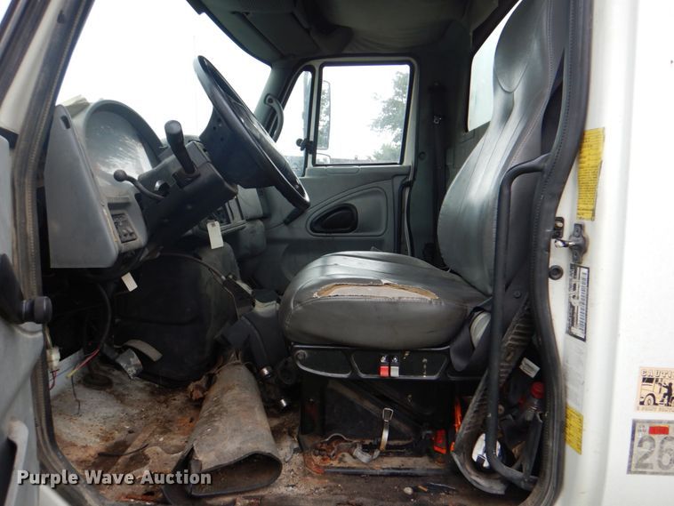 image for item DK5697 2005 International 4300  truck cab and chassis