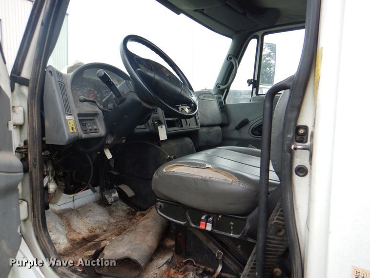 image for item DK5697 2005 International 4300  truck cab and chassis