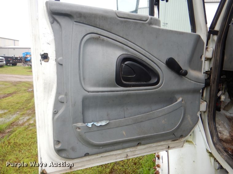 image for item DK5697 2005 International 4300  truck cab and chassis