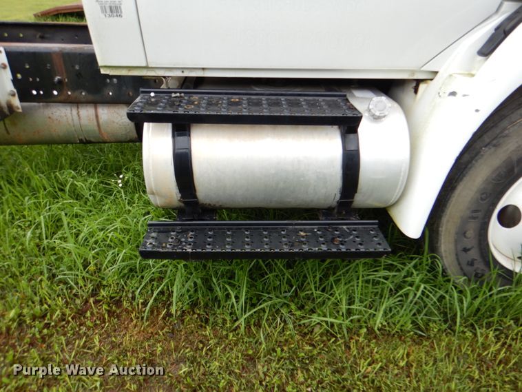 image for item DK5697 2005 International 4300  truck cab and chassis