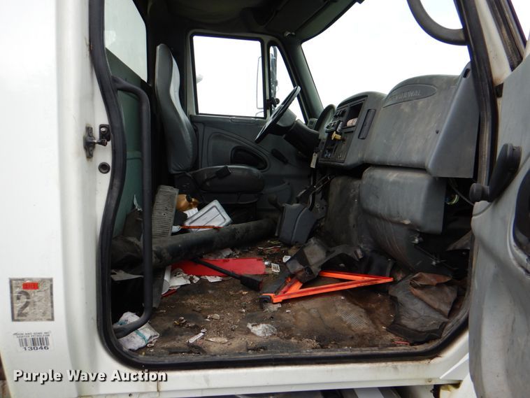image for item DK5697 2005 International 4300  truck cab and chassis