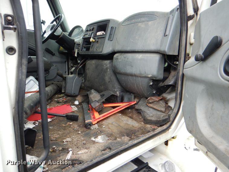 image for item DK5697 2005 International 4300  truck cab and chassis