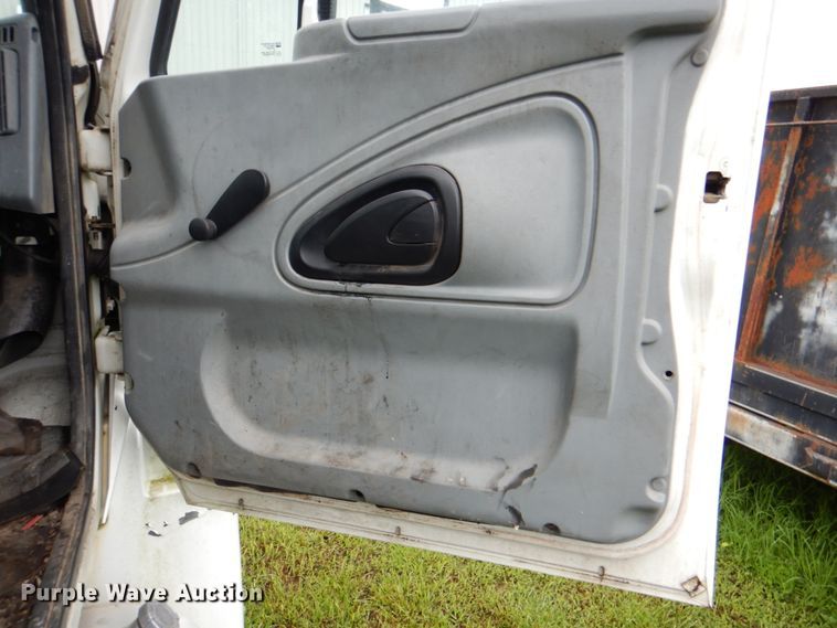 image for item DK5697 2005 International 4300  truck cab and chassis