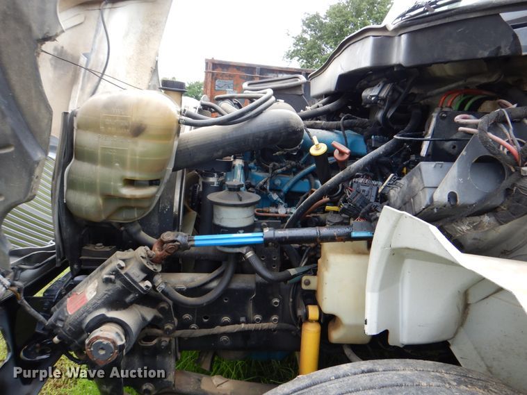 image for item DK5697 2005 International 4300  truck cab and chassis