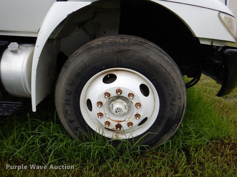 image for item DK5697 2005 International 4300  truck cab and chassis