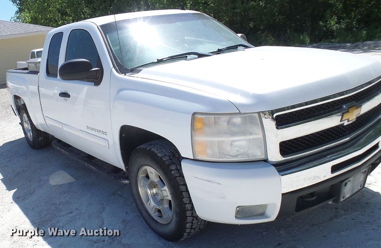 image for item DL0988 2011 Chevrolet Silverado 1500  Ext. Cab pickup truck