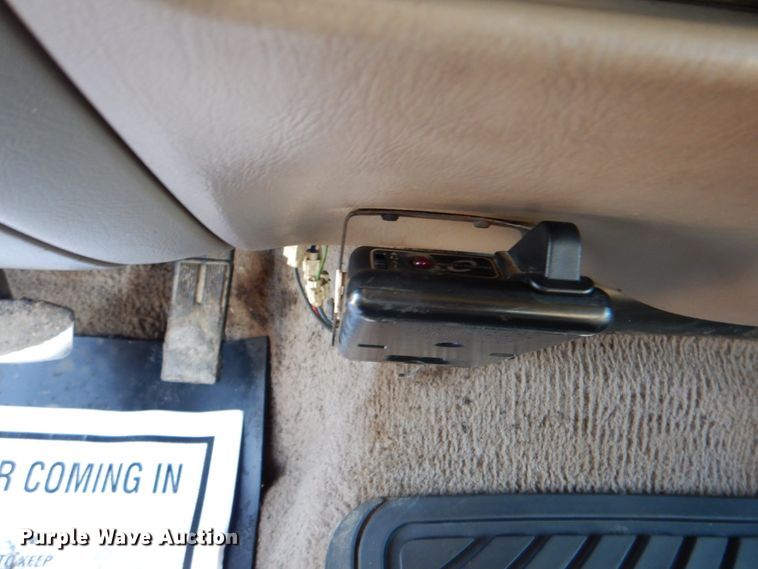 image for item DM3822 2000 Ford F450 Super Duty  flatbed truck